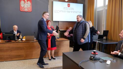 Hodowca gołębi odbierający gratulacje od Burmistrz Pruszcza Gdańskiego Janusza Wróbla obok stoi Przewodnicząca Rady Miasta Małgorzata Czarnecka-Szafrańska